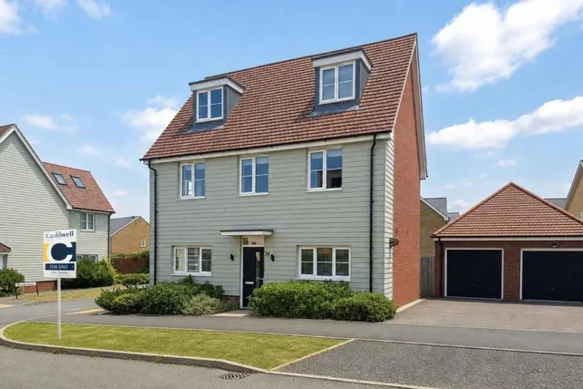 Pembroke Lane, Whitehouse, photo 1