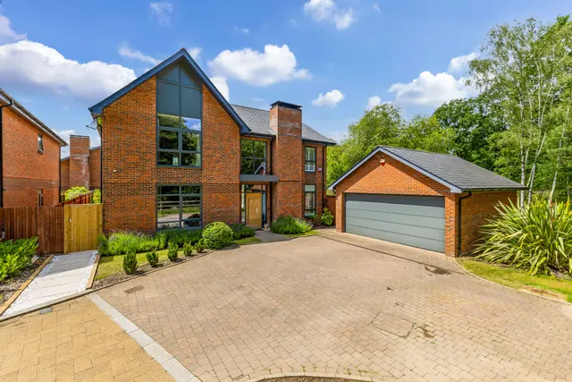 Longcross, Not specified, KT16 0BZ, photo 1