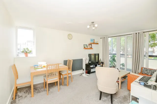 Gardner Close, London, E11, photo 1