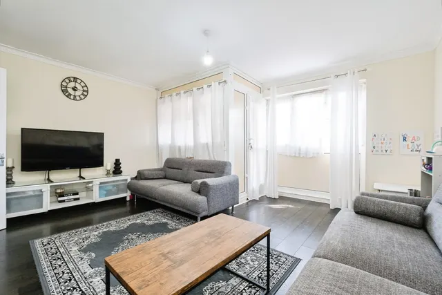 Warrior Square, Manor Park, E12, photo 1