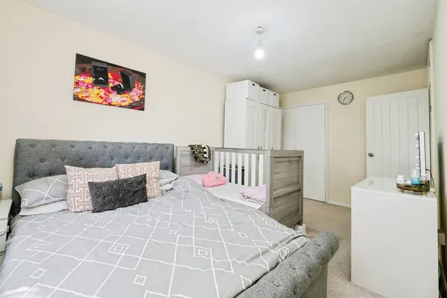 Warrior Square, Manor Park, E12, photo 3