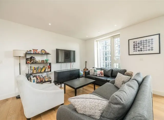 Vaughan Way, E1W, photo 2