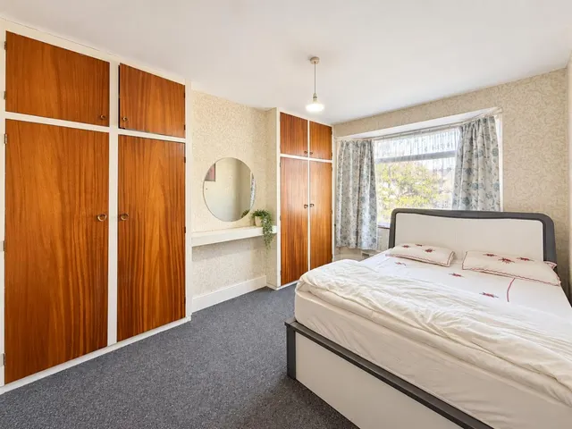 Semi-Detached To LetHogarth Gardens, Hounslow, TW5, photo 3