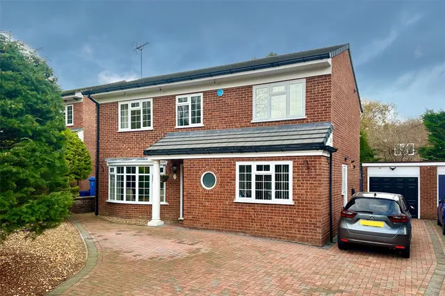 Rowans Close, Farnborough, Hampshire, GU14 9EJ, photo 1