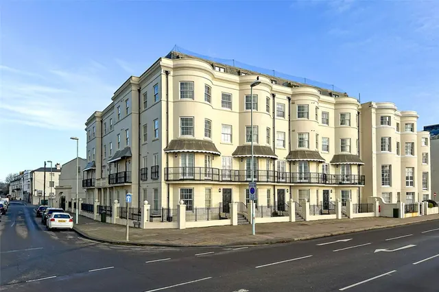 Worthing, BN11, photo 1