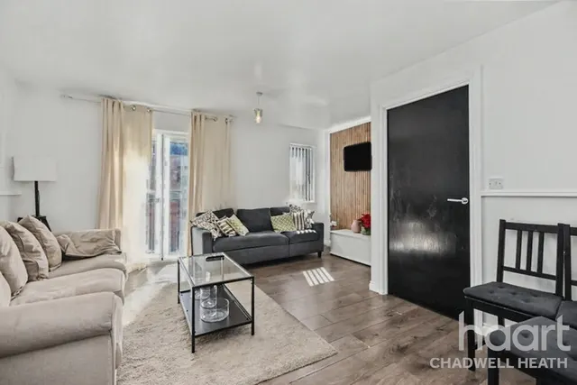 Glandford Way, Romford, RM6, photo 3
