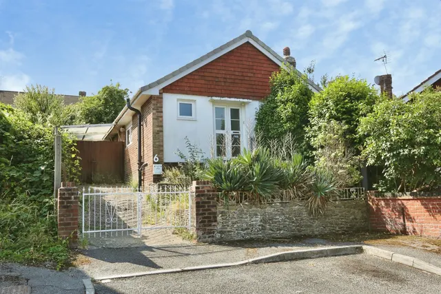 Crowther Close, Southampton, SO19, photo 1