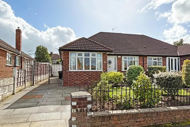 Shaftesbury Avenue, Timperley, WA15, photo 1