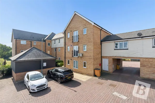 Warwick Crescent, Basildon, Essex, SS15, photo 1