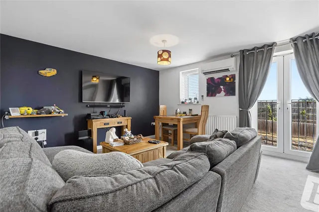 Photo 2 — Warwick Crescent, Basildon, Essex, SS15