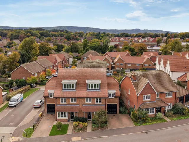 Storrington, RH20 3GU, photo 1