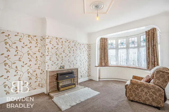 Horns Road, Barkingside, IG6, photo 2