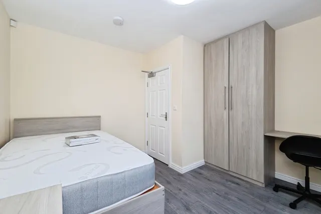 Photo 2 — Parrs Wood Road, M20