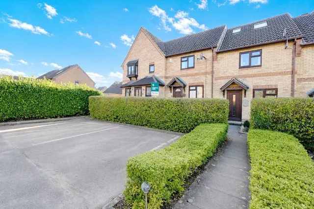 Bowling Green Drive, Hook, Hampshire, RG27 9TZ, photo 1