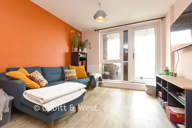 Marketfield Way, Redhill, RH1, photo 2