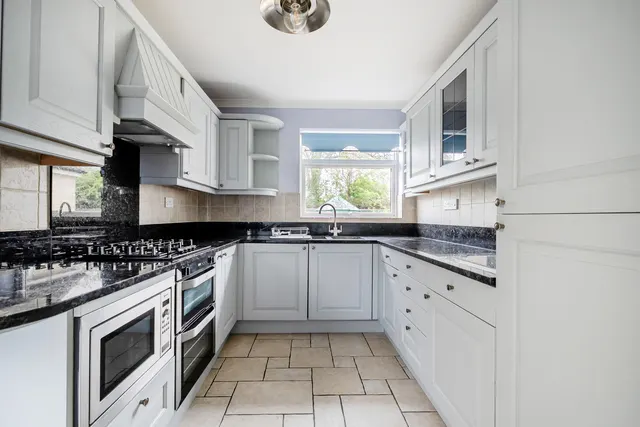 Cleveland Gardens, Trowbridge, BA14, photo 2