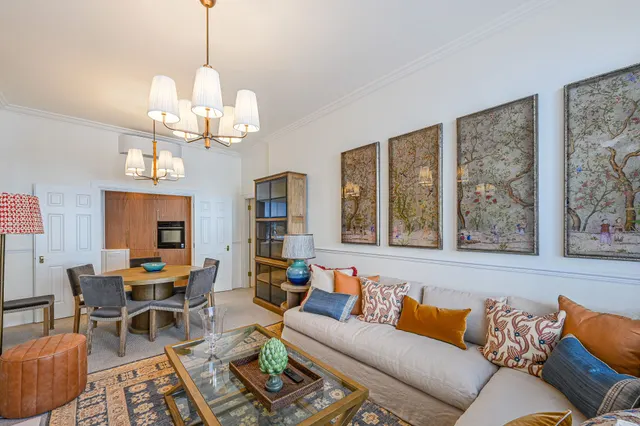 Photo 2 — 27 Lincoln House, Basil Street, London