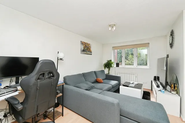 Armoury Road, London, SE8, photo 3