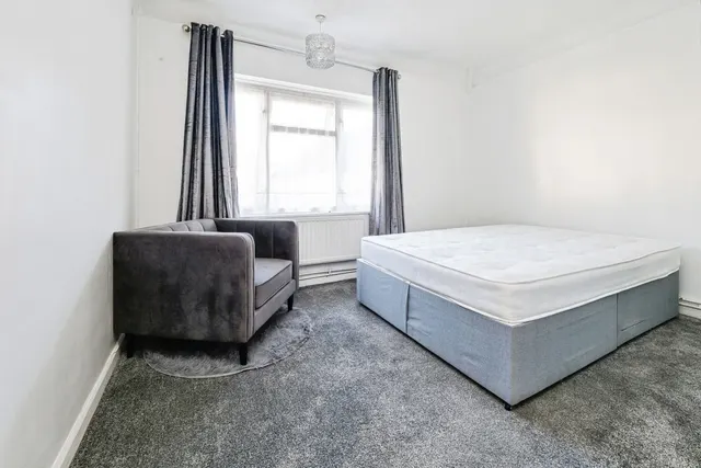 Photo 3 — Markyate Road, Dagenham, RM8