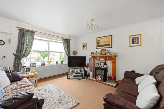 Photo 2 — Morefields, Tring, Hertfordshire, HP23 5EU