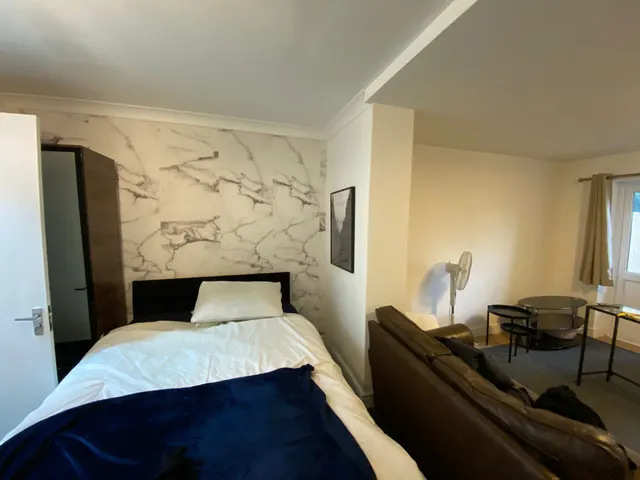 Buckingham Road, Room, E18, photo 1