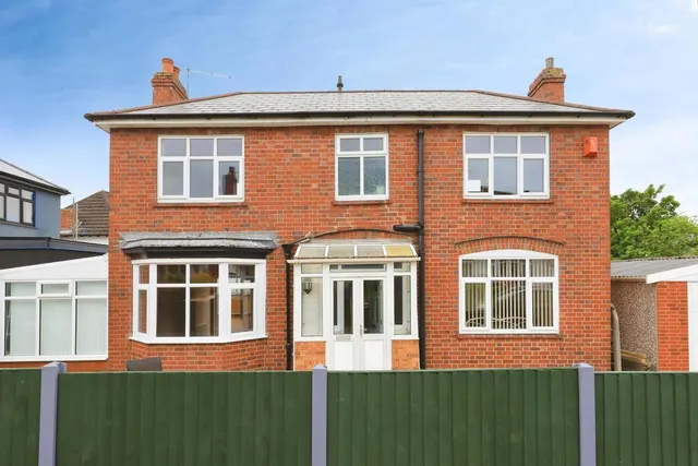 Birches Barn Avenue, Wolverhampton, WV3, photo 1