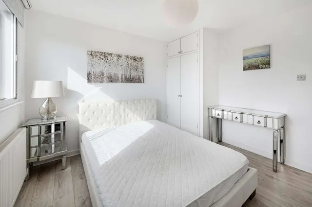 Photo 3 — Parkgate Road, London, SW11 4PJ