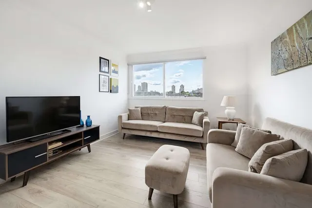 Parkgate Road, London, SW11 4PJ, photo 1