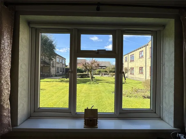 Lowry Court, Hyde, SK14, photo 2