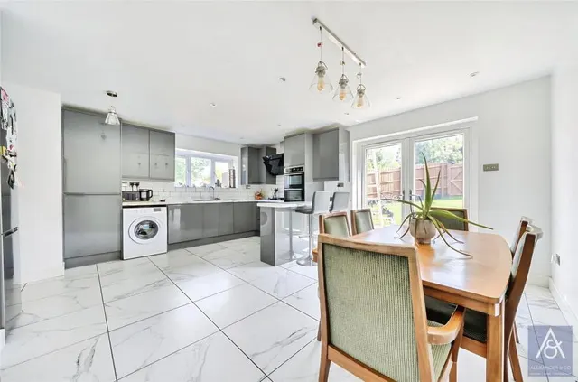 Cartwright Crescent, Brackley, NN13, photo 2