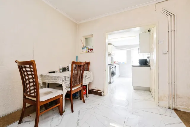Photo 3 — Oval Road North, Dagenham, RM10