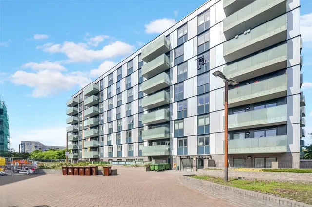 Lakeside Drive, Park Royal, NW10, photo 1