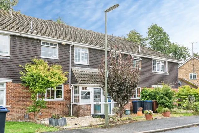 Riverside Avenue, Lightwater, GU18, photo 1