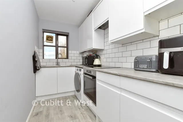 Epsom Road, Leatherhead, KT22, photo 2
