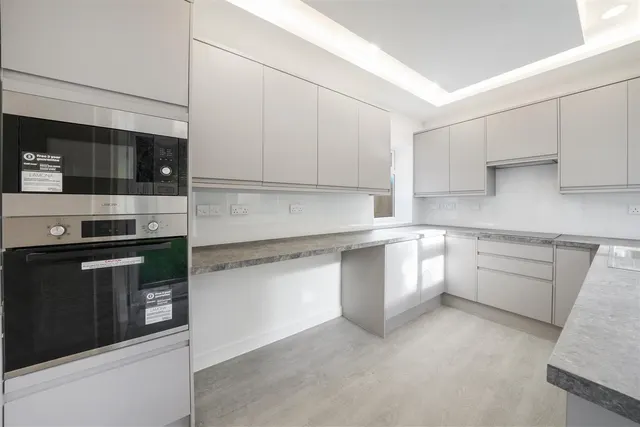 Hollycroft Avenue, Wembley, HA9, photo 2