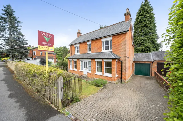 Victoria Road, Fleet, Hampshire, GU51 4DW, photo 1