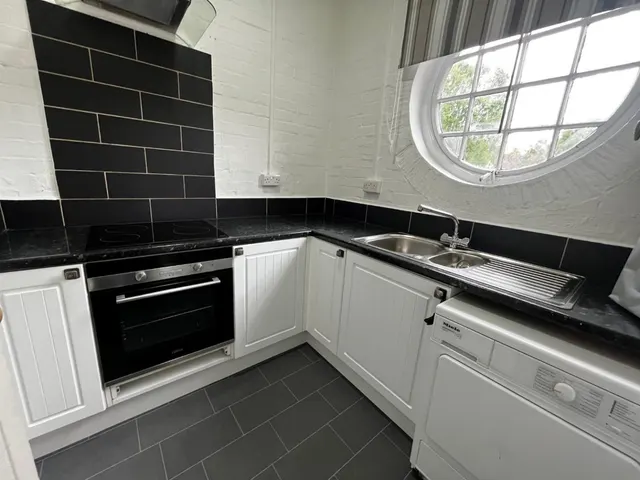 The Circle, Birmingham, B17, photo 3