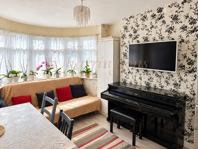 Spacious Four Bedroom Family Home in, photo 3