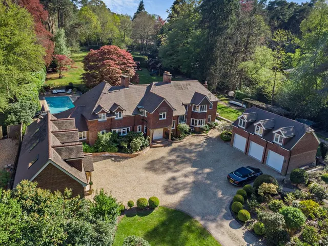 7 bedroom house — Wellingtonia Avenue, Crowthorne, Berkshire, RG45 6AE