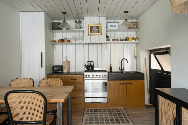 Photo 2 — Basement & Ground Floor Flat, 111 Mortimer Road, LONDON