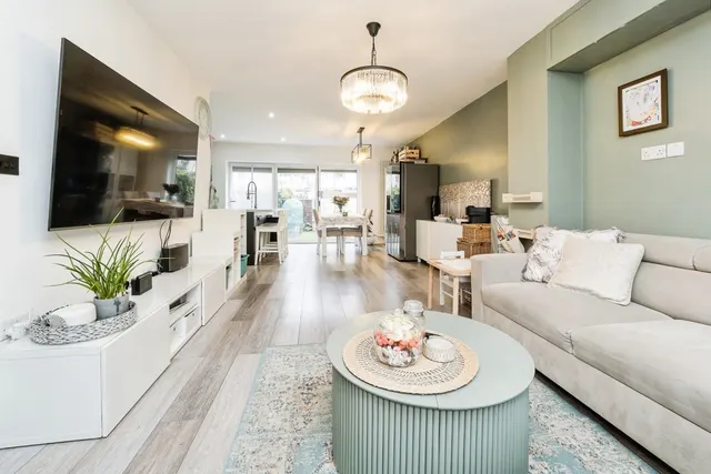Laburnum Walk, Hornchurch, RM12, photo 2