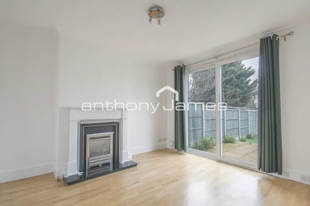 Photo 2 — Parkside Avenue, Bexleyheath