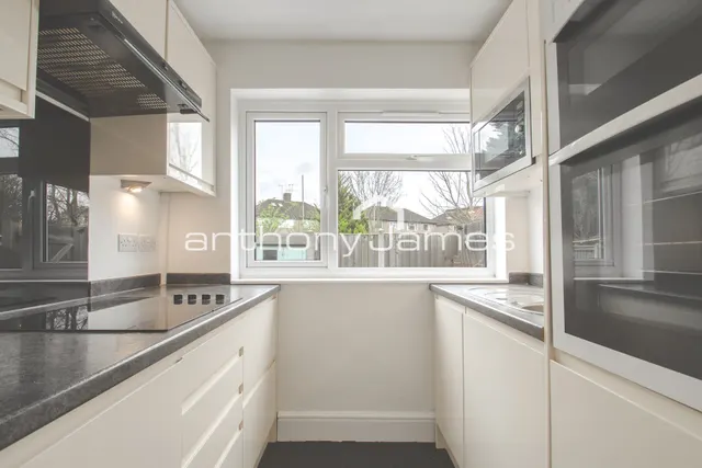 Photo 3 — Parkside Avenue, Bexleyheath