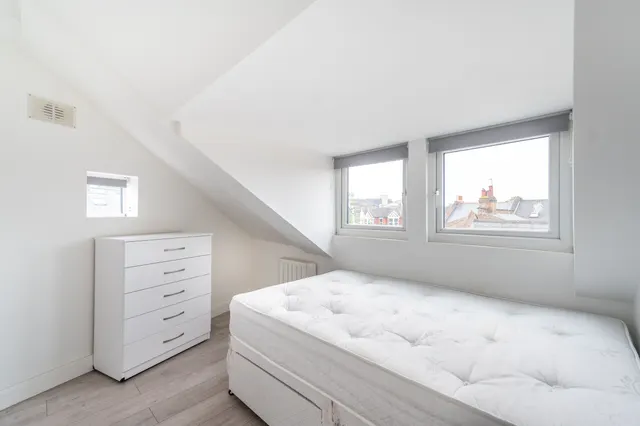 Photo 3 — Flat 3, 168a Chapter Road, London