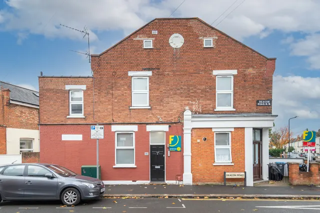 Photo 2 — Flat 3, 168a Chapter Road, London