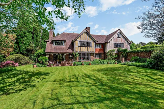 6 bedroom house — Mead Road, Hindhead, Surrey, GU26 6SG