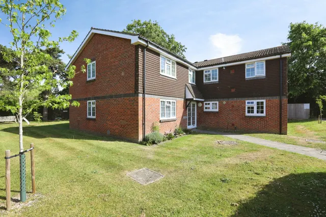 Abbotsbury Court, Horsham, RH13, photo 1