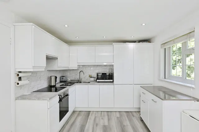 Abbotsbury Court, Horsham, RH13, photo 2