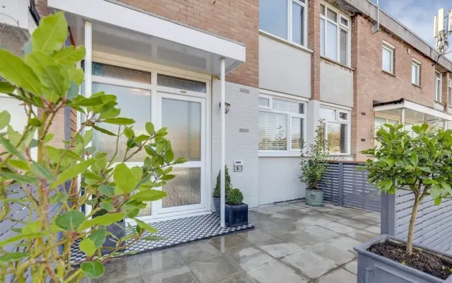 Stoneleigh Broadway, Epsom, KT17, photo 1