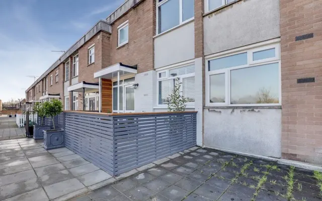Photo 2 — Stoneleigh Broadway, Epsom, KT17